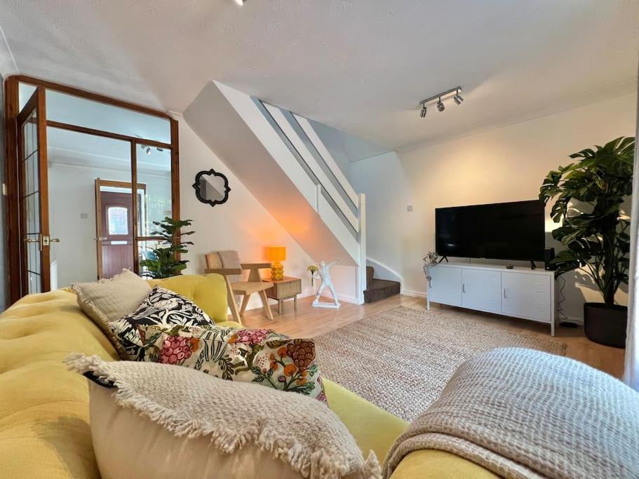 Casa de Férias Perfect Very And Peaceful With Free Parking & Private Garden - *