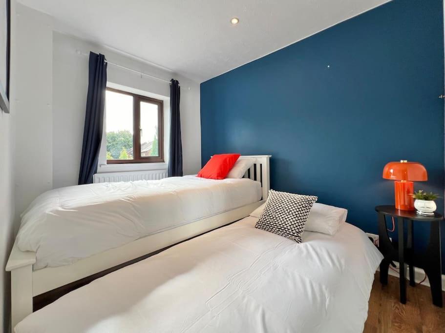 Perfect Very And Peaceful With Free Parking & Private Garden - Vakantiehuis