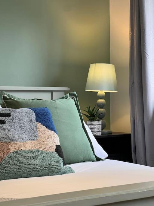 Vakantiehuis Perfect Very And Peaceful With Free Parking & Private Garden -
