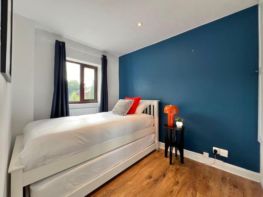 Perfect Very And Peaceful With Free Parking & Private Garden - Vakantiehuis