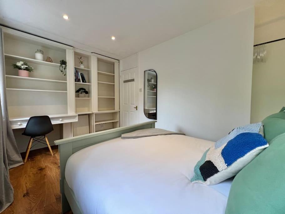 Perfect Very And Peaceful With Free Parking & Private Garden - Vakantiehuis *