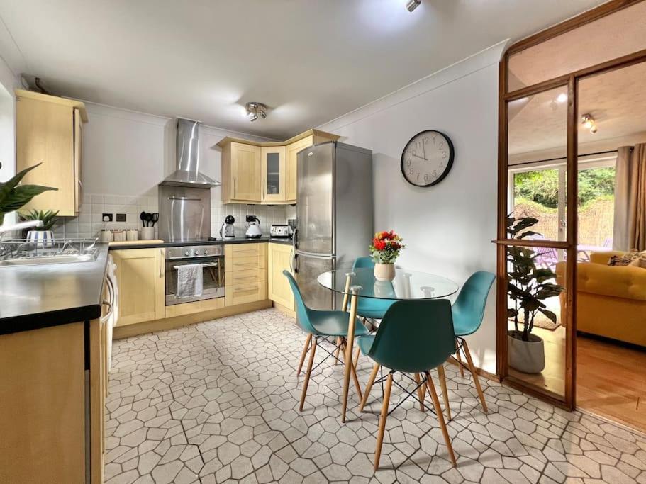 Vakantiehuis Perfect Very And Peaceful With Free Parking & Private Garden - *